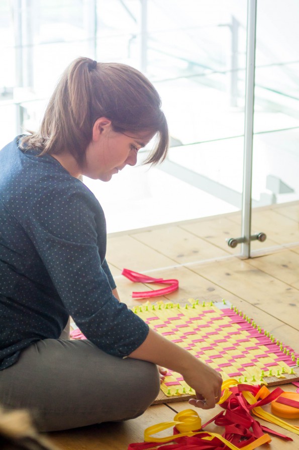 Snaply Backstage _ Pauline von Klimperklein beim Fabric Weaving pauline_fabricweaving