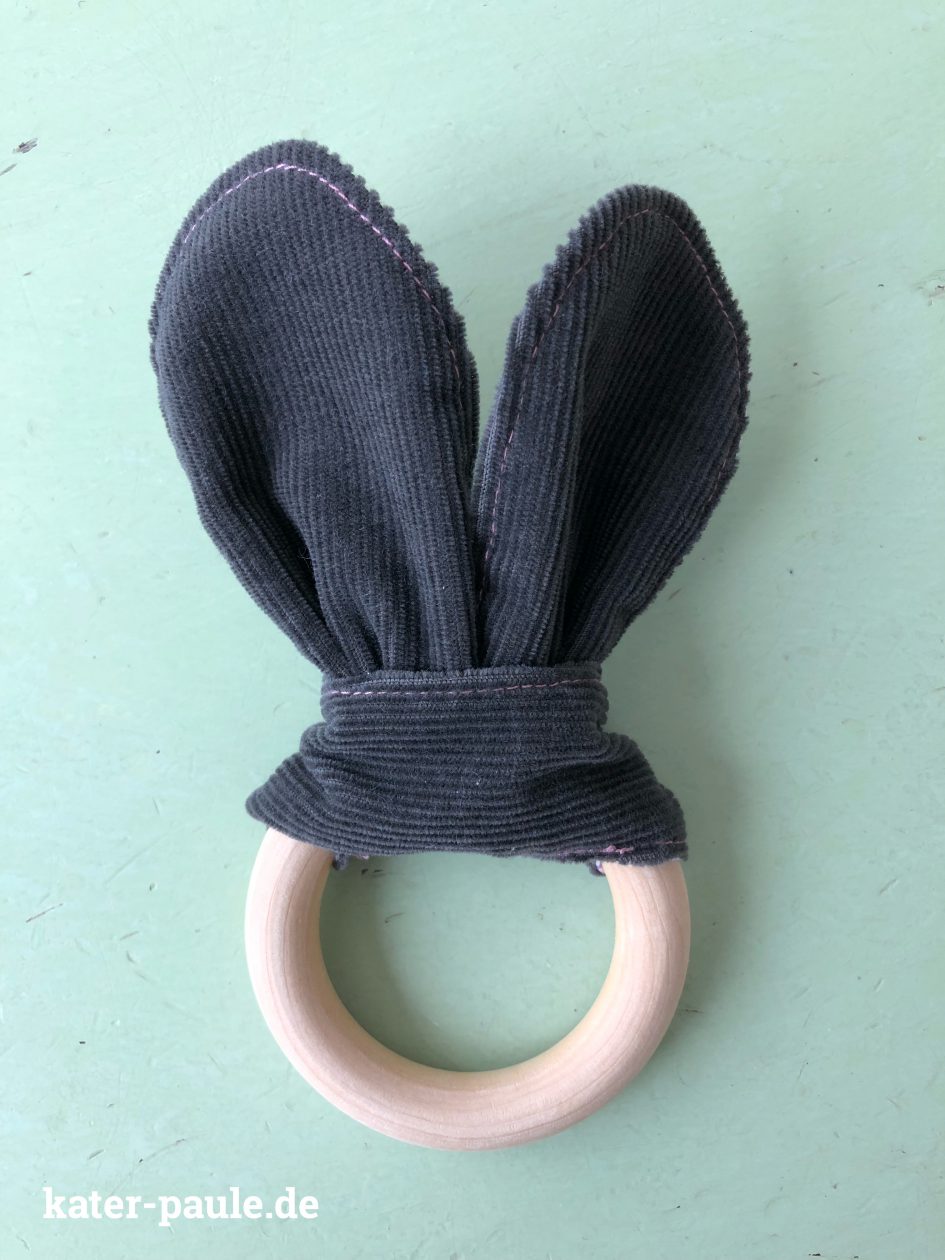 Hasenohren Beißring Greifling Hase nach dem Tutorial von Edeltraud mit Punkten aus Webware und Feincord mit Holzring / Kater Paule näht / Babyspielzeug / Zahnungshilfe / Mitbringsel / Ostern / Osterhase
