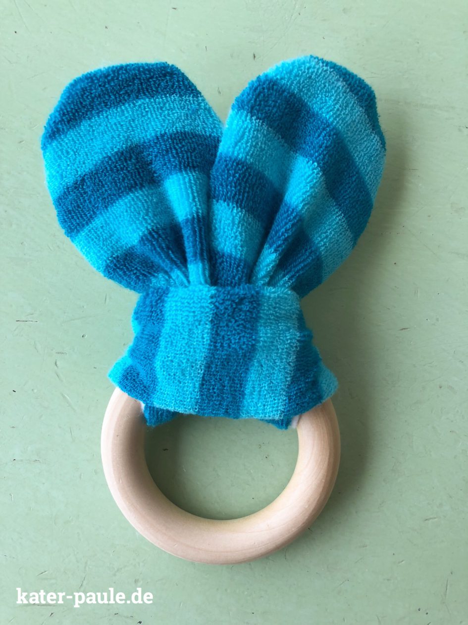 Hasenohren Beißring Greifling Hase nach dem Tutorial von Edeltraud mit Punkten aus Frottee und Molton mit Holzring / Kater Paule näht / Babyspielzeug / Knisterfolie / Zahnungshilfe / Mitbringsel / Ostern / Osterhase