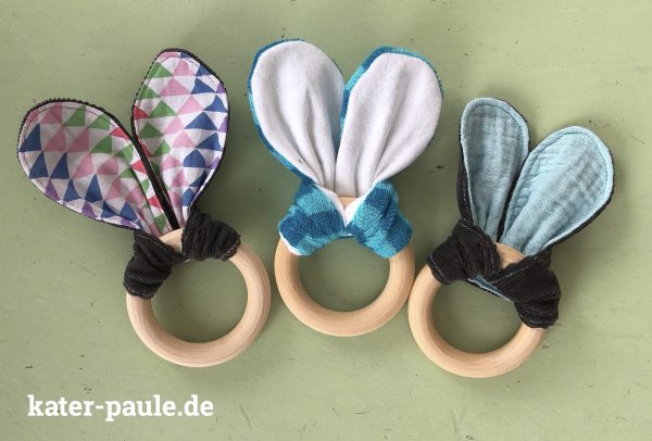 Hasenohren Beißringe Greiflinge nach dem Tutorial von Edeltraud mit Punkten aus Webware, Musselin, Frottee, Molton und Feincord mit Holzringen / Kater Paule näht / Babyspielzeug / Zahnungshilfe / Mitbringsel / Ostern / Osterhase / Beißring Greifling Hase