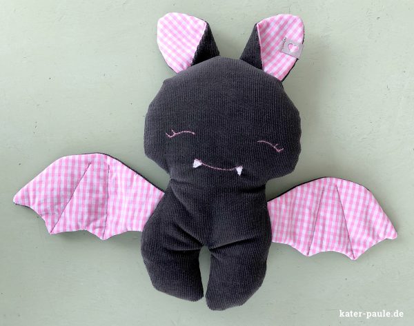 Feldermaus Fenja von MonstaBella / Kuscheltier / Rassel / Feldermaus Fenja / Knisterfolie / Babyspielzeug / Nähen für Babys / Cord / Feincord / Kater Paule näht