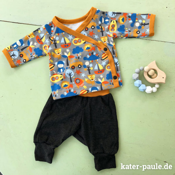 Babyset nach den Schnitten von Klimperklein aus "Nähen mit Jersey - Babyleicht", Wickeljäckchen und Schlupfhose aus Jersey